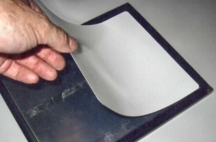 Angaben: Warenbezeichnung: Speicherfolien mit Kassetten bzw. ohne Kassetten (einzeln) zum Einsatz im medizinischen Röntgen - Verwendungszweck: Die Speicherfolien (auch als "Imaging Plates" oder "IP" bezeichnet) dienen zum Aufnehmen von Röntgenaufnahmen - Zusammensetzung:  Sie bestehen aus Kunststoff und einer Phosphorschicht, welche die Strahlung aufnimmt - Sonstiges: Sie sind wiederverwendbar.

Feststellungen: Die Angaben der Antragstellerin werden als zutreffend unterstellt. 

Befund: Zolltariflich handelt es sich bei den Speicherfolien um fotografische, sensibilisierte, nicht belichtete Platten (nicht aus Papier, Pappe oder Spinnstoffen), der Position 3701 des EZT. Bei den Speicherfolien mit Kassetten werden die Speicherfolien als charakterbestimmender Bestandteil angesehen (Allgemeine Vorschrift 3 b).