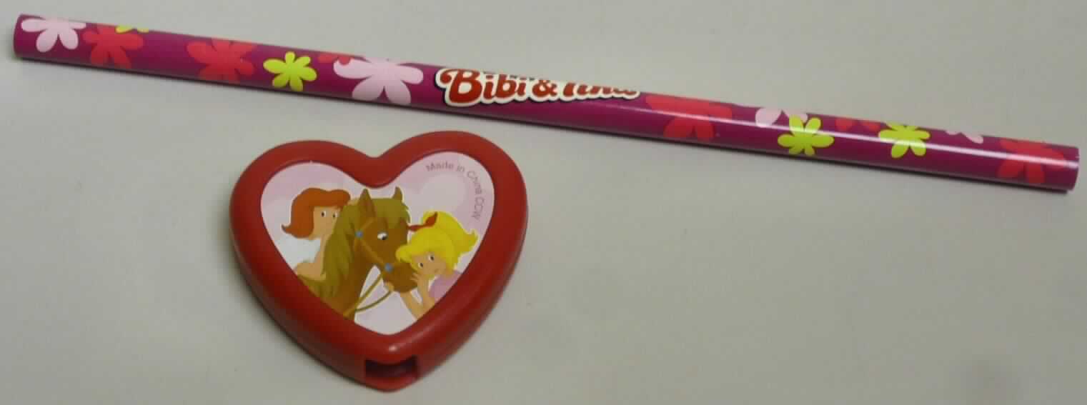 Bei dem Motiv "Bibi & Tina Pencil Topper" aus der Serie "Mc Donald's - Bookstars 2015" handelt es sich um eine aus verschiedenen Bestandteilen zusammengesetzte Ware, bestehend aus 
- einem unangespitzten, ca. 17,5 cm langen Bleistift mit Schutzmantel aus Holz und 
- einem darauf aufstülpbaren, ca. 4,5 x 1,1 x 4 cm (B x T x H) großen, roten, als Zieraufsatz für den Bleistift dienenden Kunststoffherz.

Das Herz ist auf der Vorder- und Rückseite jeweils mit einem Aufkleber mit Pferdeszene beklebt.
Der Stift ist mit farbigen Blütenaufdrucken und der Aufschrift "Bibi & Tina" versehen.

Der Charakter der zusammengesetzten Ware wird aufgrund des äußeren Erscheinungsbildes, der Bedeutung für die Verwendung und des Gesamteindrucks durch den Bleistift bestimmt. 

Das mit einem Beipackzettel in einer transparenten Kunststofftüte für den Einzelverkauf aufgemachte, noch nicht zusammengesetzte Erzeugnis ist als "Bleistift, mit festem Schutzmantel" einzureihen.
