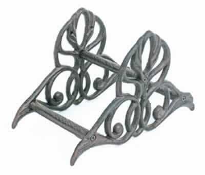 Schlauchhalter aus Gusseisen

Die Ware besteht aus zwei ornamentartig verzierten Teilen (Wandhalterung und Vorderteil), die durch drei Querstreben miteinander verbunden sind. Nach den Angaben handelt es sich bei dem Material um Grauguss, einem nicht verformbaren Gusseisentyp.
Das Erzeugnis wird an der Wand befestigt und dient als Halterung von Gartenschläuchen.

Die Ware ist als andere Ware aus nicht verformbarem Gusseisen in die Unterposition 73251000 der Kombinierten Nomenklatur einzureihen.