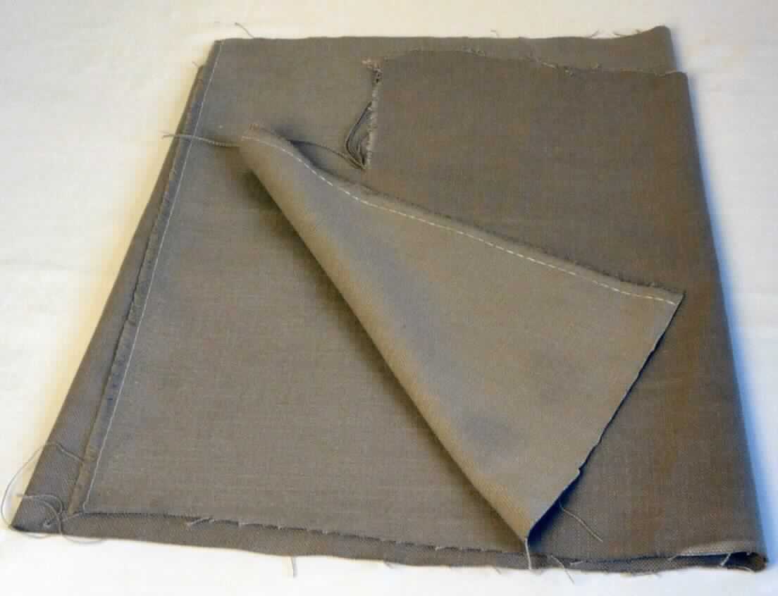 Gewebe, sog. Möbelbezugsstoff, Foto siehe Anlage,
- als Meterware; mit einer Breite von laut Antrag von ca. 143 cm,
- laut Untersuchungsergebnis:
-- aus 100 GHT Baumwolle,
-- mit einem Quadratmetergewicht von 337 g,
-- gefärbt,
-- in Ripsbindung (andere als Leinwand- oder Köperbindung).

"Gewebe aus Baumwolle, mit einem Anteil an Baumwolle von mehr als 85 GHT, mit einem Quadratmetergewicht 
 von mehr als 200 g, gefärbt, anderes als in den Unterpositionen 5209 3100 und 5209 3200 genannte"