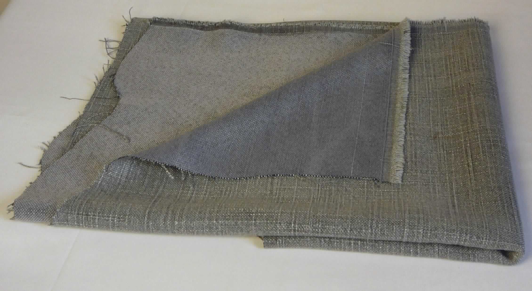 Gewebe, sog. Möbelbezugsstoff, Foto siehe Anlage,
- als Meterware, mit einer Breite laut Antrag von ca. 142 cm,
- laut Untersuchungsergebnis:
-- buntgewebtes Doppelgewebe (melierte Garne) aus dünnen Kettgarnen aus synthetischen Filamenten
   (laut Antrag Polyester), aus dünnen, gedrehten Schussgarnen aus Baumwolle sowie aus dicken, 
   gezwirnten Kett- und Schussgarnen aus künstlichen Spinnfasern (laut Antrag Viskose) und Leinen,
-- folgende Antragsangaben können als zutreffend angesehen werden:
--- Viskose-Spinnfasern (künstliche Spinnfasern) von 50 GHT,
--- Polyester-Filamente (synthetische Filamente) von 20 GHT,
--- Leinen von 20 GHT,
--- Baumwolle von 10 GHT,

"Gewebe aus künstlichen Spinnfasern, anderes als in den Unterpositionen 5516 11 bis 5516 44 genannte,
 buntgewebt"
