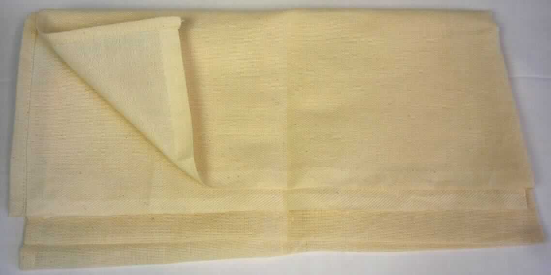 Bei der als "Windel bzw. Dreieckstuch" bezeichneten Waren handelt es sich nach dem vorgelegten Warenmuster sowie den Angaben der Antragstellerin um ein quadratisches Tuch aus beigem Gewebe aus Baumwolle, mit zwei gesäumten Rändern sowie zwei Rändern mit echten Webkanten (Abmessungen etwa 80,0 x 80,0 cm). Die Ware soll mehrfach gefaltet und anschließend als Windel oder Windeleinlage für Säuglinge und Kleinkinder oder als Stütztuch zur Versorgung von Armverletzungen verwendet werden. Nach ihrem Gebrauch können sie gewaschen und anschließend wiederverwendet werden.

Abbildung siehe Anlage.

Derartige Waren gehören als "Windeln und Windeleinlagen für Säuglinge und Kleinkinder, aus anderen Spinnstoffen als Spinnstoffwatte, aus Gewebe" zur Codenummer 9619 00 50 90 0 des Zolltarifs.