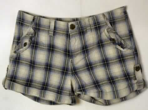 Kurze Hose, sog. Claire Ladies Hotpants, Größe M, Foto siehe Anlage,
- aus ca. 0,5 mm dicken, buntgewebten Geweben aus laut Antrag 100 % Baumwolle,
- in der Taille abschließend, mit einem angesetzten Taillenbund mit Gürtelschlaufen,
- vorn mit einer Öffnung mit Reißverschluss, mit Patte und Knopfverschluss im Taillenbund von links über 
  rechts (Männerkleidung),
- vorn mit zwei schräg aufgesetzten, offenen Taschen und zwei Zierpatten mit Druckknopfverschluss,
- mit zwei aufgesetzten Gesäßtaschen mit Druckknopfverschluss,
- mit kurzen Hosenbeinen, die nicht die Knie bedecken (Seitenlänge: ca. 29 cm),
- an den Beinabschlüssen gesäumt und umgeschlagen; die Umschläge sind an den Beininnenseiten festgenäht 
  und seitlich mit Riegeln mit Druckknopfverschluss fixiert.

"Kurze Hose, aus Geweben, für Männer, aus Baumwolle"