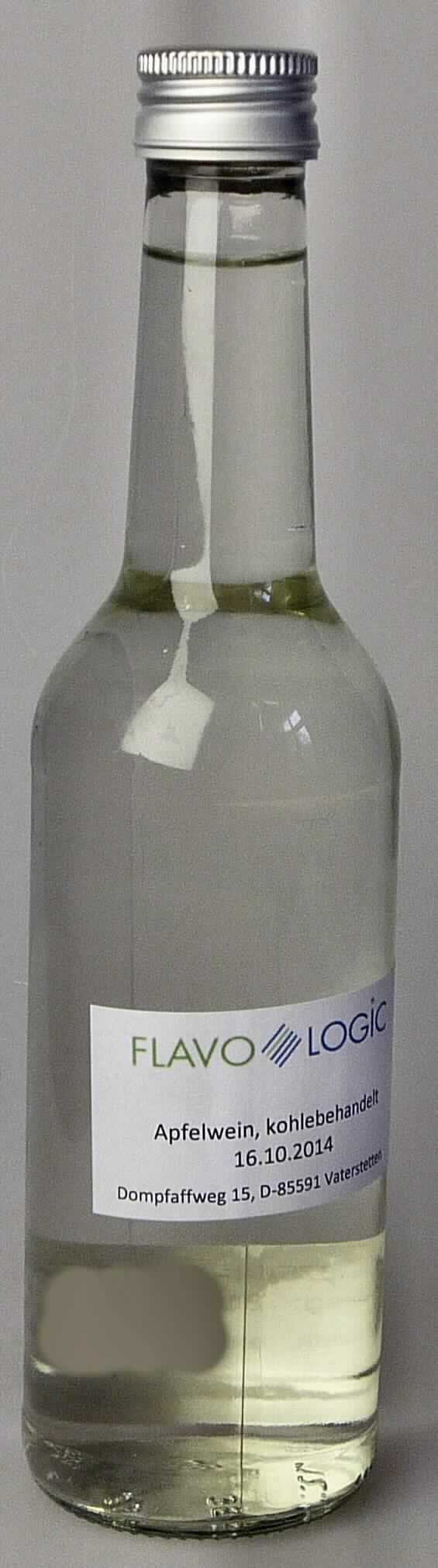 Apfelwein.

Antragsangaben (als zutreffend unterstellt): Apfelwein, kohlebehandelt; Zutaten: Apfelsaft, Glucosesirup, Wasser, Äpfelsäure, Hefe, Kaliummetabisulfit, Kaliumsorbat; zur Verwendung als Rohstoff zur Herstellung aromatisierter Fruchtweine oder als Fruchtweinschorle. Zur Beschaffenheit und Zusammensetzung der Ware wurden vertrauliche Angaben gemacht.

Beschaffenheit der vorgelegten Warenprobe: gelbliche, klare Flüssigkeit, säuerlich, weinig und schwach fruchtig schmeckend, abgefüllt in einer Musterflasche.

Anderes gegorenes Getränk, nicht schäumend, in Behältnissen mit einem Inhalt von mehr als 2 l, Apfelwein.