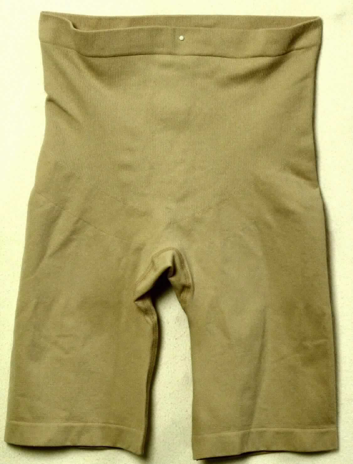 Miederhose, sog. Seamless Shapewear Panty, Größe L, Foto siehe Anlage,
- aus bis zu ca. 2,5 mm dicken, einfarbigen, unterschiedlich strukturierten, elastischen Gewirken aus laut Antrag
  90 % Polyamid und 10 % Elasthan (Elastomergarn; beides synthetische Chemiefasern),
- als Langbeinschlüpfer gearbeitet (Seitenlänge: etwa 43 cm),
- mit einem etwa 3 cm breiten, doppelt gearbeiteten Taillenbund,
- auf der Rückseite mit konvex ausgearbeiten Gesäßteilen, die sich aus der Änderung der Wirkart ergeben,
- mit Zwickel,
- besitzt aufgrund der Materialzusammensetzung, der Schnittform (Langbeinschlüpfer), der Konstruktion und 
  Verarbeitung die Eigenschaft, gewisse Teile des Körpers zu stützen, somit keine Kleidung des Kapitels 61.

"Den Hüftgürteln ähnliche Ware, aus Gewirken, Miederhose"