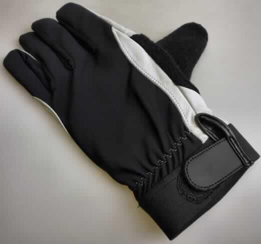 Handschuhe, sog. Fahrradhandschuhe mit langen Fingern, Abbildung siehe Anlage,
- als Fünffingerhandschuhe gearbeitet,
- aus Leder an der Innenhand, der Innenseite der Finger und des Daumens sowie an den
  Handkanten entlang des Zeigefingers und des Daumens,
- aus Gewirken aus Spinnstoffen am Handrücken, an den Außenseiten der Finger und
  des Daumens sowie den Fingerzwischenräumen,
- in Höhe des Handgelenks mit einem verengenden, elastischen Band und einer Lasche
  mit Klettverschluss ausgestattet,
- das Leder ist insbesondere in Bezug auf die Verwendung als Fahrradhandschuhe
  charakterbestimmend,
- ohne funktionelle Merkmale von Spezialsporthandschuhen und von Schutzhandschuhen,
- nicht erkennbar, ob für Männer oder Frauen bestimmt.

"Bekleidungszubehör (Fingerhandschuhe) aus Leder (charakterbestimmend), keine Spezialsporthandschuhe, keine Schutzhandschuhe, andere als für Männer oder Knaben, und Gewirken"