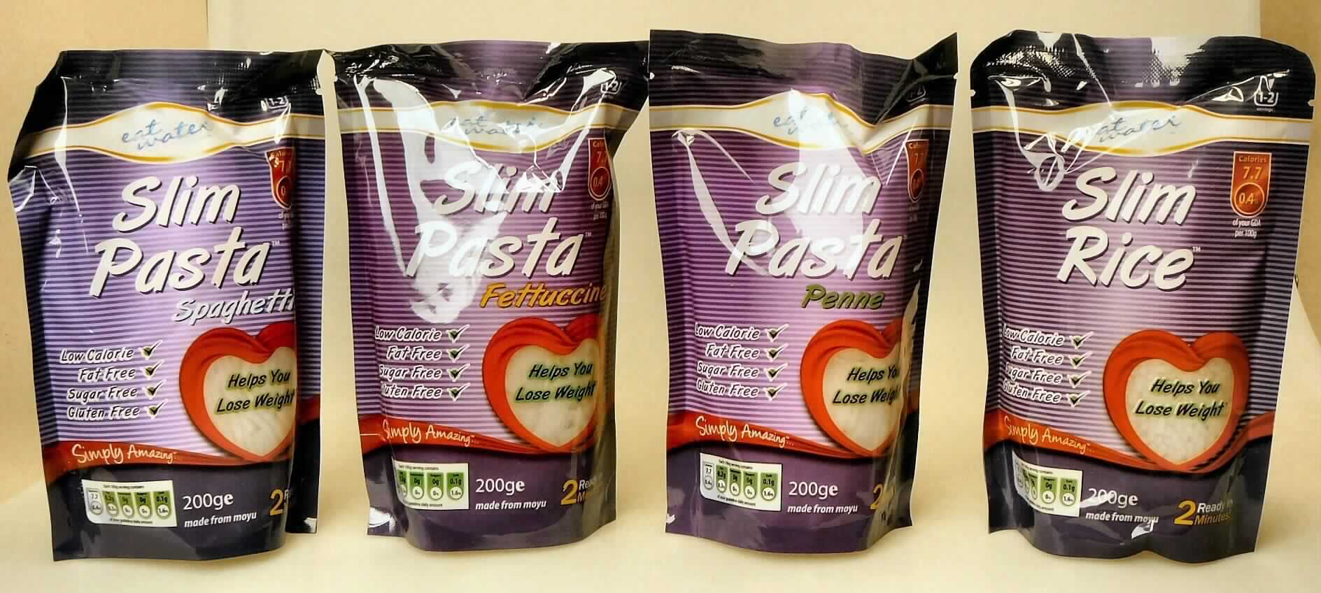 Shirataki-Nudeln in verschiedenen Formen

Antragsangaben:
Slim Pasta (in den Sorten Spaghetti, Fettucine, Penne) und Slim Rice.
Rein pflanzliches, nudelähnliches Erzeugnis aus Wasser und Konjacmehl

Original-Warenmuster und Angaben zur Zusammensetzung (siehe Feld 8) lagen vor.

Weiche, weiße, feuchte Nudeln in unterschiedlicher Form (Fettucine, Penne, Spaghetti und Reiskörnern ähnelnd) in einer farblosen, klaren Flüssigkeit mit arteigenem Geruch und Geschmack.
Die Nudeln sind in einem nicht bedruckten farblosen Schlauchfolienbeutel eingeschweißt, der sich in einem bunt bedruckten und etikettierten Folienstandbeutel befindet.

Milchfett und Kakao*: nicht enthalten
Gehalt an Saccharose, Isoglucose, Glucose oder Stärke*: weniger als 5 GHT

*: abgeleitet aus der Zutatenliste und den Nährwertangaben auf der Verpackung

Lebensmittelzubereitung aus Mehl, ohne Gehalt an Kakao, anderweit weder genannt noch inbegriffen, kein Milchfett enthaltend, 5 GHT oder weniger Saccharose (einschließlich Invertzucker), Isoglucose, Glucose oder Stärke enthaltend, Shiratakinudeln
