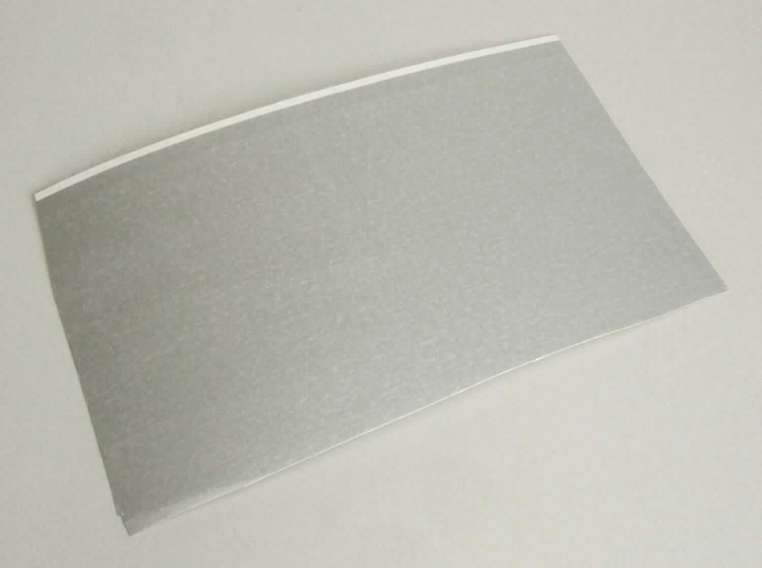 Bei der als "beschichtetes Papier" bezeichneten Ware handelt es sich nach den zur Veranschaulichung vorgelegten Warenproben und den Angaben der Antragstellerin um gestrichenes, gebleichtes Papier mit einem Quadratmetergewicht von mehr als 150 g, das beidseitig mit Polyethylen (Kunststoff im Sinne der Anm. 1 zu Kap 39) beschichtet ist. Auf einer Seite ist das Papier zusätzlich mit einer Aluminiumfolie überzogen, die sich zwischen der Papierlage und der Kunststoffschicht befindet. Das Erzeugnis wird als Vorprodukt bei der Herstellung von Getränkeverpackungen verwendet und in Rollen eingeführt. 

Abbildung siehe Anlage.

Derartige Waren gehören als "andere Papiere, mit Kunststoff überzogen, in Rollen jeder Größe, ausgenommen Waren von der in der Position 4803, 4809 oder 4810 beschriebenen Art, gebleicht, mit einem Quadratmetergewicht von mehr als 150 g" zum TARIC-Code 4811 51 00 00, da es sich zolltarifrechtlich um eine aus verschiedenen Stoffen zusammengesetzte Ware handelt, deren wesentlicher Charakter nach der Dicke und der Bedeutung für die Verwendung durch das Papier bestimmt wird.
