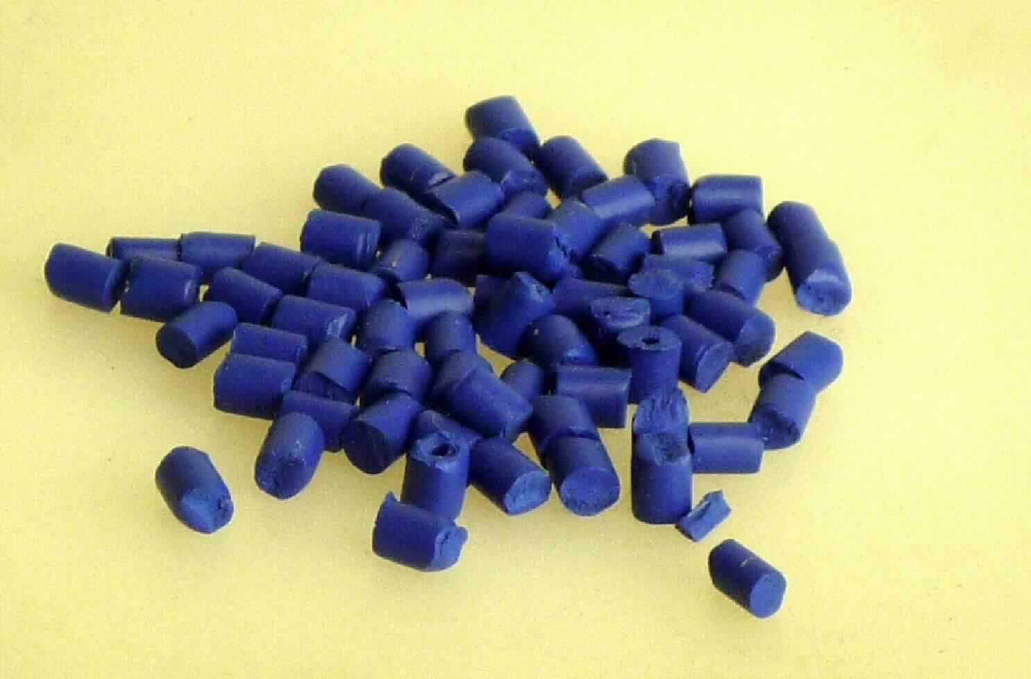 Angaben:
Farbkonzentrat (Masterbatch), konzentrierte Dispersion von Pigmenten und Zusatzstoffen in Polymeren. 

Warenbeschaffenheit: dunkelblaues Granulat (Größe: 2 - 3mm)

Befund:
Zubereitung auf der Grundlage synthetischer organischer Farbmittel (C.I. Pigment Blue 15 - Kupferphthalocyanin)