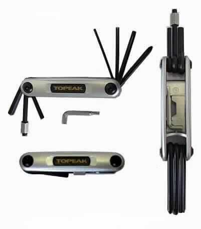 "X-Tool"
in Form einer Zusammenstellung von Werkzeugen der Pos. 8204 und 8205, bestehend aus

- einer zusammengesetzten Ware, bestehend aus

- - acht Schraubwerkzeugen (6 x Außensechskant, 1 x Torx, 1 x Kreuzschlitz), jeweils aus
    unedlem Metall, die mangels Anschlags frei um die Achse des Rahmens bewegt und dadurch
    gleichermaßen als Winkelschraubendreher als auch als Schraubendreher mit geradem Antrieb
    genutzt werden können; aufgrund der verschiedenen Funktionen gehören diese Bestandteile
    in Anwendung der AV 3 c) zu der letztgenannten der für sie gleichermaßenin Betracht 
    kommenden Positionen (= Pos. 8205)

- und einem Winkelschraubendreher aus unedlem Metall, der abnehmbar in der Griffschale
  befestigt ist

- auf einer bedruckten Pappunterlage aufgeblistert

Abbildung siehe Anlage.

Derartige Erzeugnisse gehören als "Zusammenstellungen von Werkzeugen, mit arbeitendem Teil aus unedlem Metall, aus zwei oder mehr der Positionen 8202 bis 8205, in Aufmachung für den Einzelverkauf" zum
TARIC-Code 8206 0000 00.