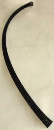 Geflecht, sog. dehnbarer Gewebeschlauch, PTNO.25 Felxo Pet, Foto siehe Anlage,
- laut Antrag als Meterware,
- als Rundgeflecht (schlauchförmig) gearbeitet,
- aus Monofilen mit einem Durchmesser von weniger als 1 mm, somit keine Ware des Kapitel 39,
- laut Antrag aus Polyethylenterephtalat (PET) / synthetischen Chemiefasern),
- flachliegend mit einer Breite von ca. 5 mm; dehnbar,
- kein festes Gefüge; somit u. a. kein Pumpenschlauch der Position 5909 und
  kein Bindfaden der Position 5607,
- dient laut Antrag als Kabelschutz.

"Geflecht als Meterware"