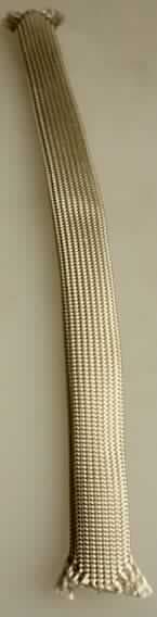Ware aus Glasfasern, sog. Glasgeflechtschlauch, Abbildung siehe Anlage, 
- schlauchartiges Rundgeflecht aus Garnen aus textilen Glasfasern, 
- mit einem Außendurchmesser (flachliegend) von ca. 1 cm, 
- von beige-silberner Farbe, 
- Aufmachung: als Meterware auf Spulen, 
- für die thermische Isolierung von Kabeln in verschiedenen Bereichen vorgesehen.

"Ware (Rundgeflecht) aus textilen Glasfasern, kein offenmaschiges Gewebe"