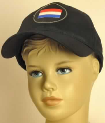 Kopfbedeckung (Mütze), sog. Basecap mit Lichteffekt, Foto siehe Anlage,
- durch Zusammennähen von Stücken aus Geweben aus Spinnstoffen hergestellt,
- mit Schirm,
- im hinteren Teil mit einem Klettverschluss als Verengungsmöglichkeit,
- auf der Vorderseite mit einer aufgenähten, durchscheinenden Applikation in Form der 
  niederländischen Flagge mit dahinter angebrachten LED sowie einem Ein-/Ausschalter 
  und einem innen an der Rückseite angebrachten Batteriefach mit Batterie versehen,
- - nach dem Einschalten werden die drei Streifen der Flagge abwechselnd beleuchtet,
- innen mit einem Schweißband ausgestattet.

"Kopfbedeckung, aus mehreren Stücken von Spinnstofferzeugnissen hergestellt, 
 Mütze mit Schirm"