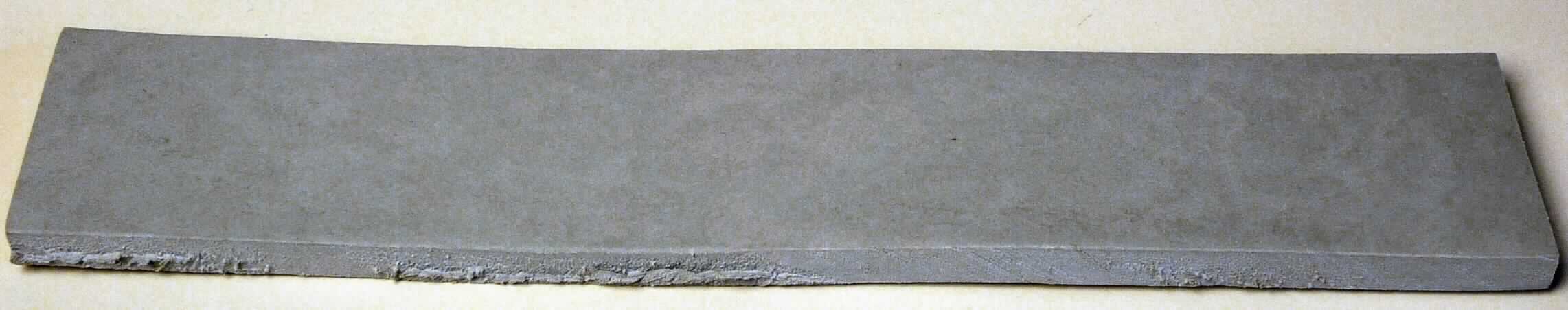 Angaben des Antragstellers:
Hartschaum

Untersuchungsergebnisse an einem Warenmuster:
Rechteckiger Abschnitt eines grauen Zellkunststoffstreifens aus Polyethylen (Breite: ca. 28,5 cm; Dicke: ca. 1 cm).

Befund:
Es liegt ein Flacherzeugnis aus Zellkunststoff im Sinne der Position 3921 vor.