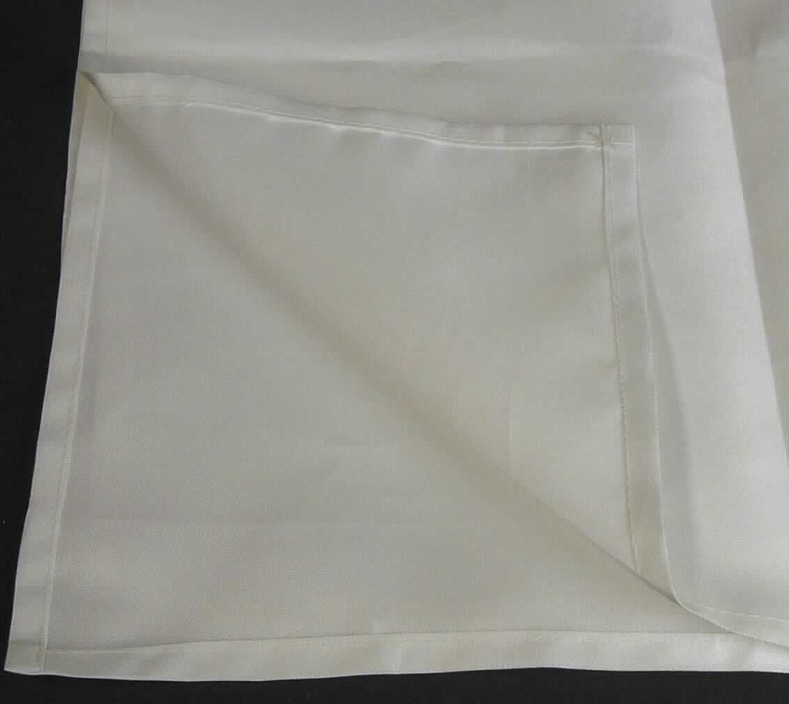 Tischwäsche (Tischdecke), Foto siehe Anlage,
- quadratisch; mit einer Seitenlänge lt. Antrag von 85 cm,
- aus ca. 0,2 mm dicken, einfarbigen Geweben aus lt. Antrag 100 % Polyester (Chemiefasern),
- an den Rändern gesäumt (somit konfektioniert),
- wird üblicherweise gewaschen und kennzeichnet sich insbesondere aufgrund des
  Materials und der Ausstattung als Tischwäsche.

"Tischwäsche, aus Spinnstoffen, aus Geweben, aus Chemiefasern"