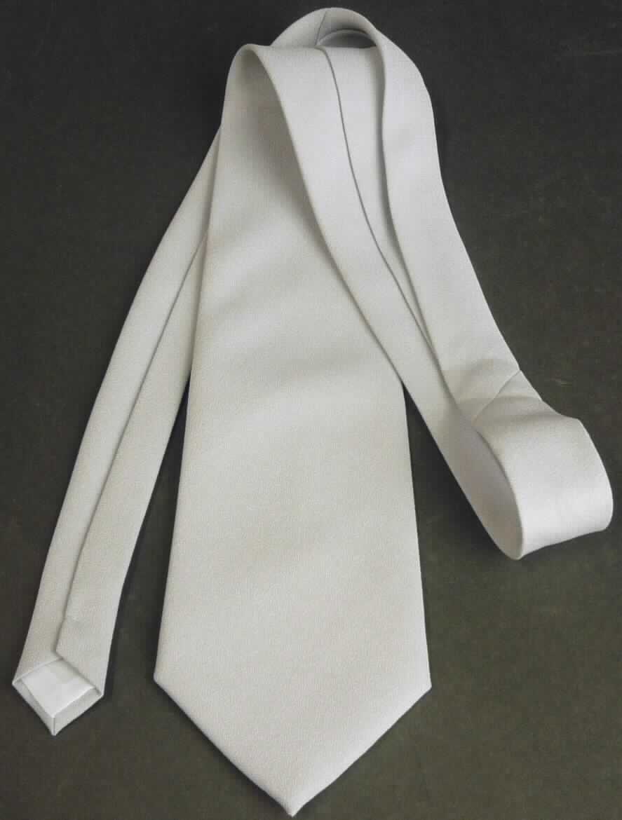 Krawatte, Foto siehe Anlage,
- aus einfarbigen Geweben aus lt. Antrag 100 % Polyester (Chemiefasern),
- zweilagig gearbeitet; durch Nähen konfektioniert,
- bis zu 10 cm breit und ca. 141 cm lang; an den Enden spitz zulaufend,
- lt. Antrag nicht handgearbeitet.

"Krawatte, aus Geweben, aus Chemiefasern, nicht handgearbeitet"