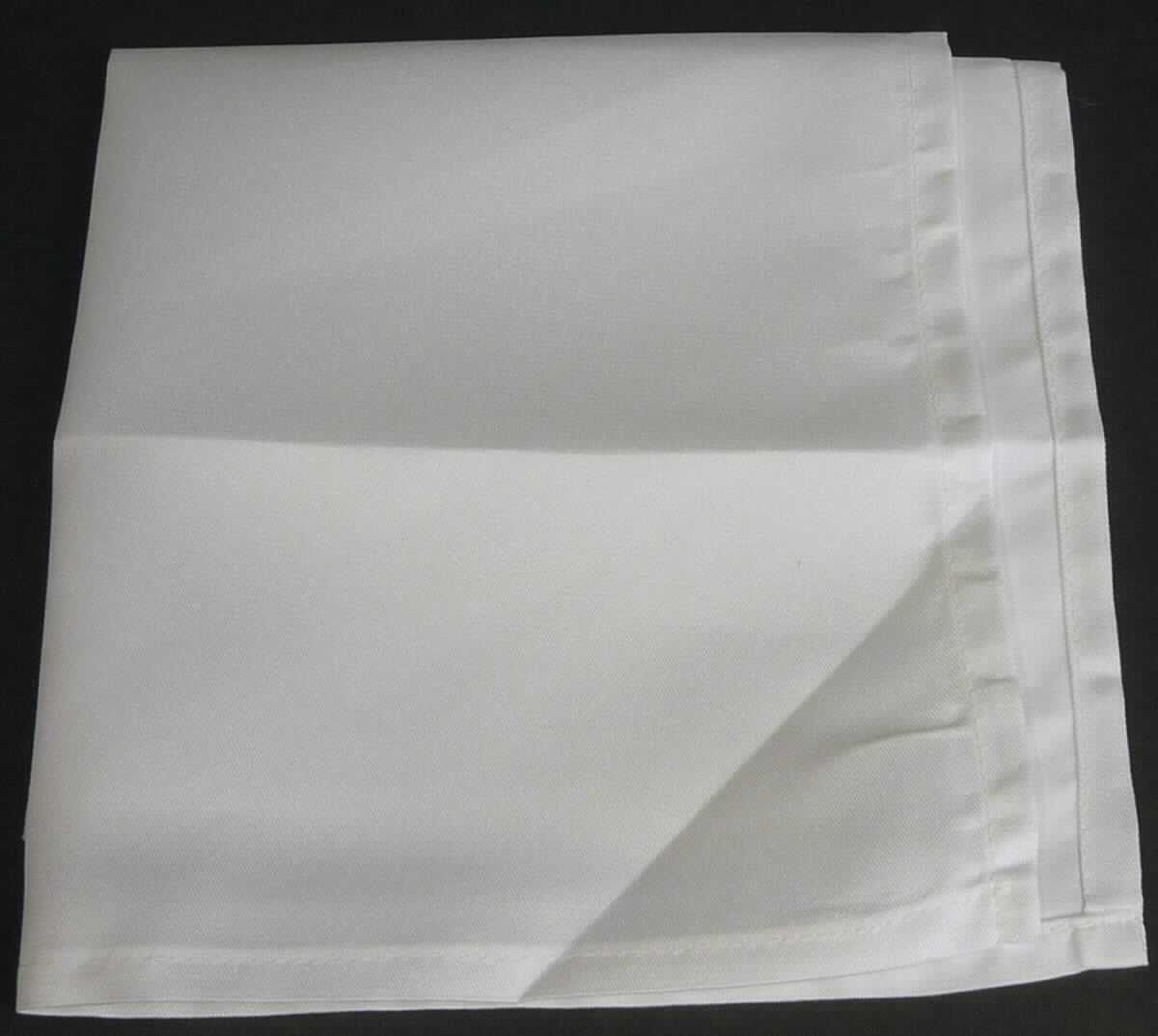 Tischwäsche, sog. weiße Stoffserviette, Foto siehe Anlage,
- quadratisch, in die Abmessungen von ca. 40 cm x 40 cm,
- aus ca. 0,2 mm dicken, einfarbigen Geweben aus lt. Antrag 100 % Polyester (Chemiefasern),
- an allen Rändern gesäumt (somit konfektioniert),
- wird üblicherweise gewaschen und kennzeichnet sich nach Material, Ausstattung und 
  Verwendungszweck als Tischwäsche.

"Tischwäsche, aus Spinnstoffen, aus Geweben, aus Chemiefasern"