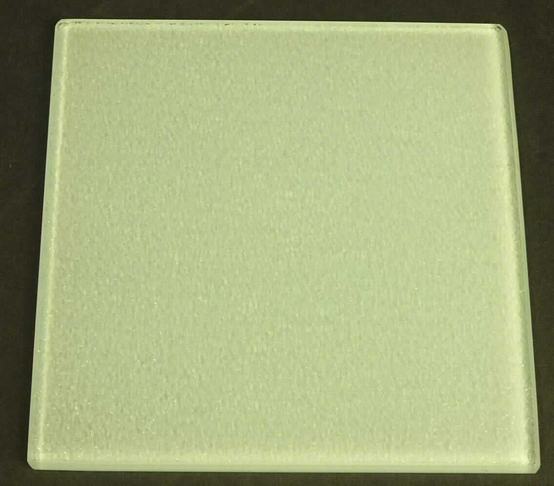 Glasware zur Verwendung bei Tisch oder in der Küche, sog. Glasfliese, Abbildung siehe Anlage, 
- in Form eines quadratischen Untersetzers mit geschliffenen Kanten, 
- mit den Abmessungen von 15,2 x 15,2 x 0,6 cm, 
- aus vorgespanntem Glas (lt. Antragsangaben), 
- mit strukturierter Oberfläche, 
- auf der Unterseite mit einer weißen Beschichtung versehen, 
- zum Bedrucken vorgesehen. 

"Glasware zur Verwendung bei Tisch oder in der Küche (Untersetzer), nicht aus Bleikristall, 
 aus vorgespanntem Glas"