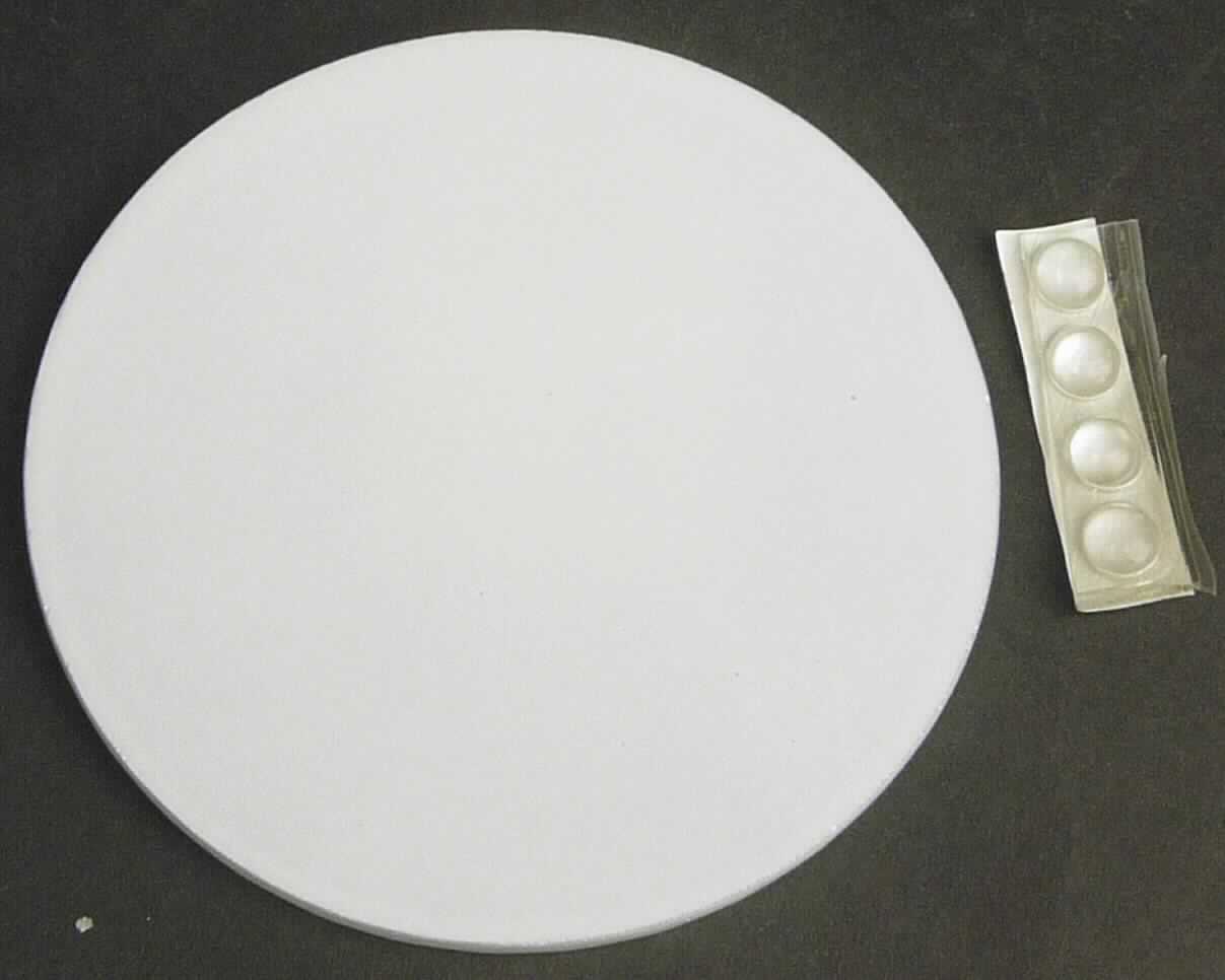 Glasware zur Verwendung bei Tisch oder in der Küche, sog. Glasuntersetzer, Abbildung siehe Anlage, 
- in Form eines runden Untersetzers mit geschliffenen Kanten, 
- mit einem Durchmesser von ca. 10 cm und einer Dicke von ca. 0,4 cm, 
- aus vorgespanntem Glas (lt. ergänzenden Antragsangaben), 
- mit glatter Oberfläche, 
- auf der Unterseite mit einer weißen Beschichtung versehen, 
- mit vier aufklebbaren Stellfüßchen aus Kunststoff, 
- zum Bedrucken vorgesehen. 

"Glasware zur Verwendung bei Tisch oder in der Küche (Untersetzer), nicht aus Bleikristall, aus vorgespanntem 
 Glas"