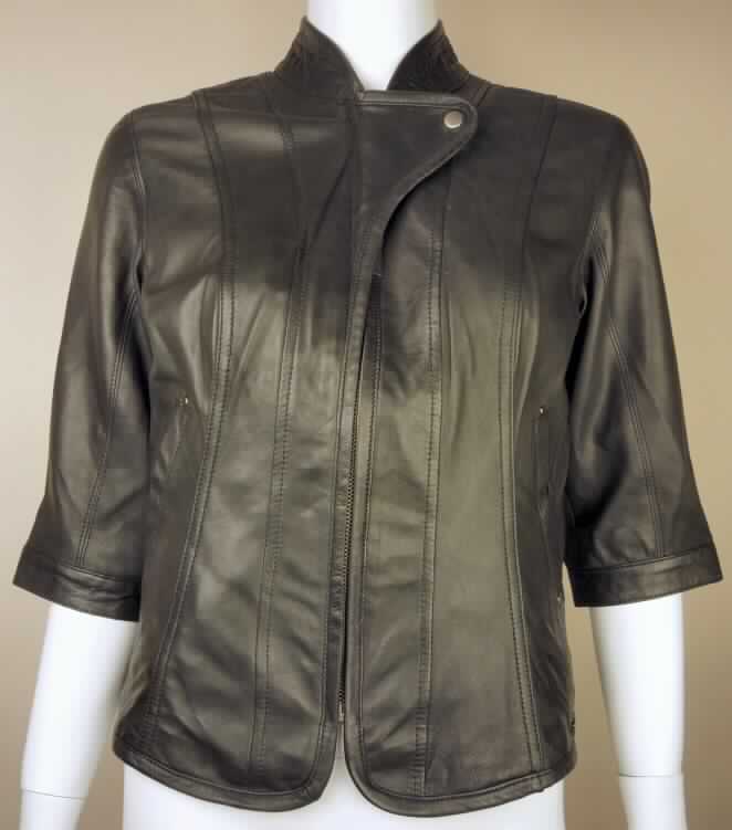 Kleidung aus Leder, Jacke, sog. Damenjacke Shearwater Jacket, Foto siehe Anlage,
- ganz aus Leder (lt. Antragsangaben Schafleder),
- über die Taille reichend,
- mit einem Stehkragen,
- mit dreiviertellangen Ärmeln, 
- vorn mit einer durchgehenden Öffnung mit Reißverschluss,
- mit zwei eingesetzten Taschen auf der Vorderseite,
- innen gefüttert.

"Kleidung, aus Leder"