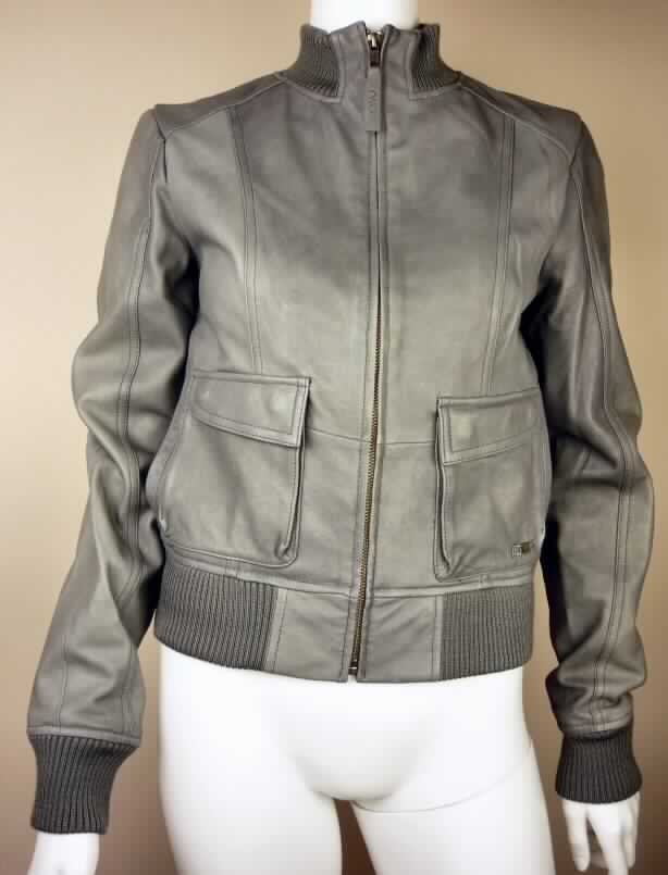 Kleidung aus Leder, Jacke, sog. Damenjacke Bundeena Bomber, Foto siehe Anlage,
- ganz aus Leder (lt. Antragsangaben Schafleder),
- über die Taille reichend,
- mit einem Stehkragen mit elastischem Bund,
- mit langen Ärmeln, 
- vorn mit einer durchgehenden Öffnung mit Reißverschluss,
- mit zwei aufgesetzten Taschen auf der Vorderseite,
- mit elastischem Bund am unteren Ende und an den Ärmeln,
- innen gefüttert.

"Kleidung, aus Leder"