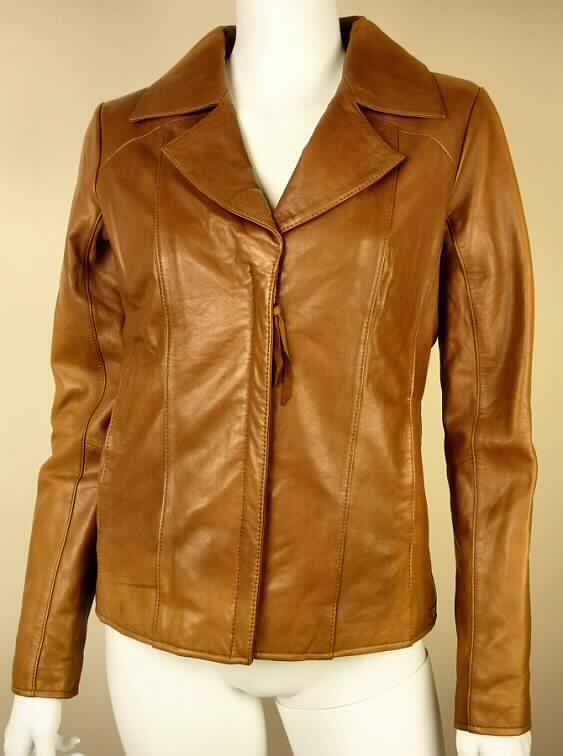 Kleidung aus Leder, Jacke, sog. Damenjacke Surprise Bay Jacket, Foto siehe Anlage,
- ganz aus Leder (lt. Antragsangaben Schafleder),
- über die Taille reichend,
- mit einem Reverskragen,
- mit langen Ärmeln, 
- vorn mit einer durchgehenden Öffnung mit Reißverschluss,
- mit zwei eingesetzten Taschen auf der Vorderseite,
- innen gefüttert.

"Kleidung, aus Leder"