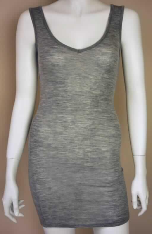 Kleid, sog. Damenhemd, Mullaway Tank W1058PP, Größe S, Foto siehe Anlage,
- aus 0,9 mm dicken, melierten Gewirken aus lt. Antrag 100% Merinowolle,
- ungefüttert,
- über den Schritt reichend (Rückenlänge: 93 cm); kann aufgrund der Länge
  ohne ein weiteres, den Unterkörper bedeckendes Kleidungsstück (Rock oder Hose)
  als Kleid getragen werden (somit kein Kleidungsstück der Positionen 6106 oder 6109),
- mit ca. 5 breiten Schulterträgern,
- ärmellos,
- ohne Öffnung und ohne Verschluss,
- am unteren Rand durch Umschlagen und Festnähen gesäumt.

"Kleid, aus Gewirken, für Frauen, aus Wolle"