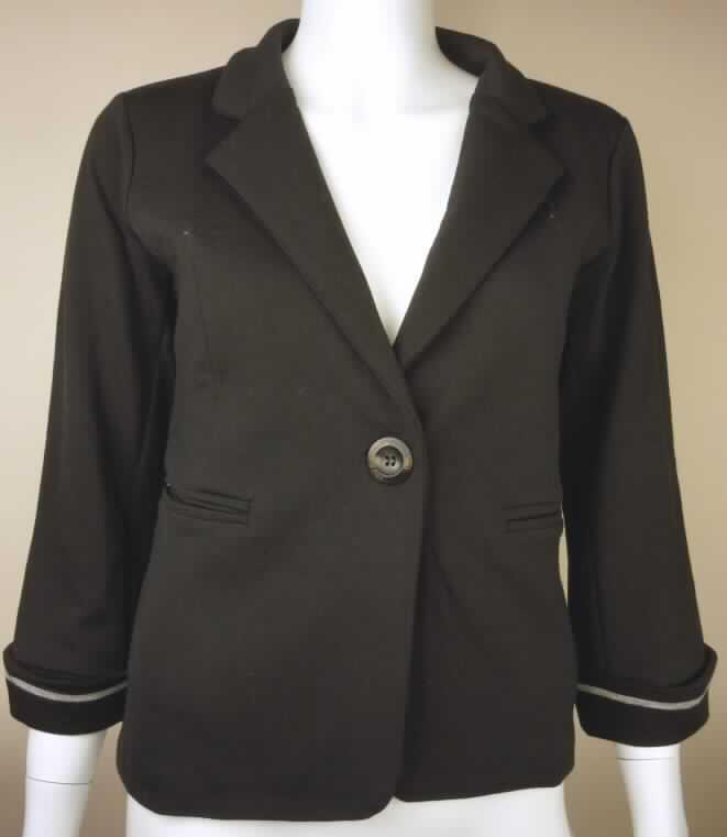 Jacke, sog. Blazer, Keppel Bay W1108, Größe 38, Foto siehe Anlage,
- aus 1,0 mm dicken, einfarbigen Gewirken aus lt. Antrag 100% Merinowolle,
- gefüttert,
- über die Taille reichend (Rückenlänge: 55 cm),
- mit einem Reversragen,
- vorn mit einer durchgehenden Öffnung; mit Knopfverschluss (1 Knopf) von rechts über
  links (Frauenkleidung), 
- mit langen, an den Ärmelenden umgeschlagenen Ärmeln,
- mit zwei eingesetzten, offenen Taschen unterhalb der Taille,
- körpernah in Längsbahnen gearbeitet,
- mit einem geraden Abschluss am unteren Rand,
- kennzeichnet sich aufgrund des allgemeinen Aussehens, einer gewissen Formfestigkeit, 
  der Ausstattung (gefüttert) und des Materials als Jacke der Position 6104,
- wird nicht als äußerstes Kleidungsstück über jeder anderen Kleidung getragen (somit
  kein Kleidungsstück der Position 6102).

"Jacke, aus Gewirken, für Frauen, aus Wolle"