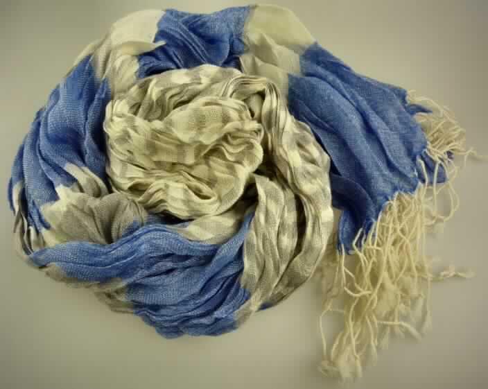 Schal, sog. Damenschal, Cape Wickham Scarf W1259PP, in Erwachsenengröße,
Foto siehe Anlage,
- rechteckig; in den Abmessungen: ca. 70 cm x 200 cm,
- aus 0,4 mm dicken, geknitterten (gecrasht), buntgewebten Geweben aus lt. Antrag
  100% Merinowolle,
- an den Längsseiten mit echten Webkanten, an den Schmalseiten mit ca. 10 cm langen
  Fransen aus nicht gebundenen Kettfäden ausgestattet (somit konfektioniert).

"Schal, aus Geweben, aus Wolle, nicht handgearbeitet"