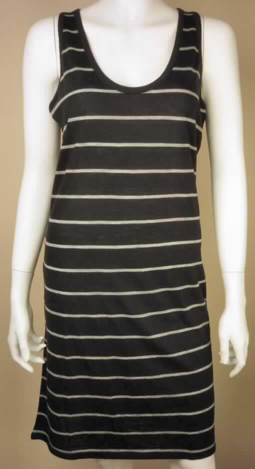 Kleid, sog. Damenshirt, Culburra Beach Tank Dress W1017, Größe S, Foto siehe Anlage,
- aus 0,5 mm dicken, buntgewirkten Gewirken aus lt. Antrag 100% Merinowolle,
- ungefüttert,
- über den halben Oberschenkel reichend (Rückenlänge: 94 cm); aufgrund der Länge
  kein Kleidungsstück der Position 6109,
- mit einem runden, leicht halsfernen Halsausschnitt,
- ohne Öffnung und ohne Verschluss,
- ärmellos,
- am unteren Rand durch Umschlagen und Festnähen gesäumt,
- kann aufgrund der Länge und des Schnitts ohne ein weiteres, den Unterkörper
  bedeckendes Kleidungsstück (Rock oder Hose) als Kleid getragen werden.

"Kleid, aus Gewirken, für Frauen, aus Wolle"