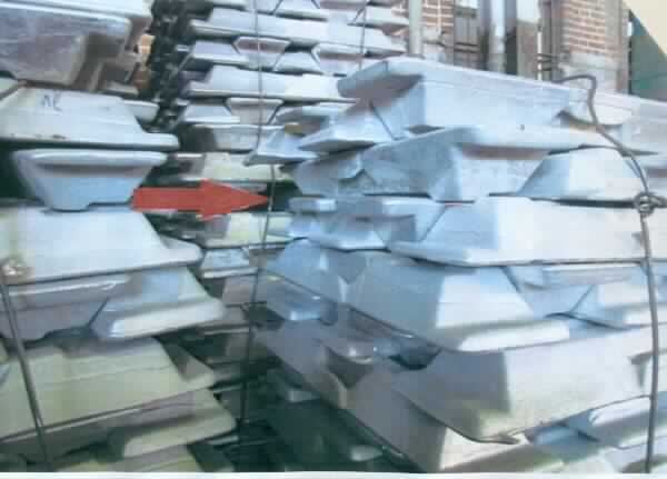 Aluminium in Rohform

Bei der Ware handelt es sich um gegossene Massel mit den Abmessungen 17 cm x 73 cm x 10 cm (Gewicht ca. 16 kg). Nach den Angaben bestehen diese aus Reinaluminium Al99,5%. Die Masseln werden zur industriellen Herstellung von Aluminium-Legierungen verwendet.

Das Erzeugnis ist als nicht legiertes Aluminium in Rohform in die Unterposition 7601 1000 der Kombinierten Nomenklatur einzureihen.