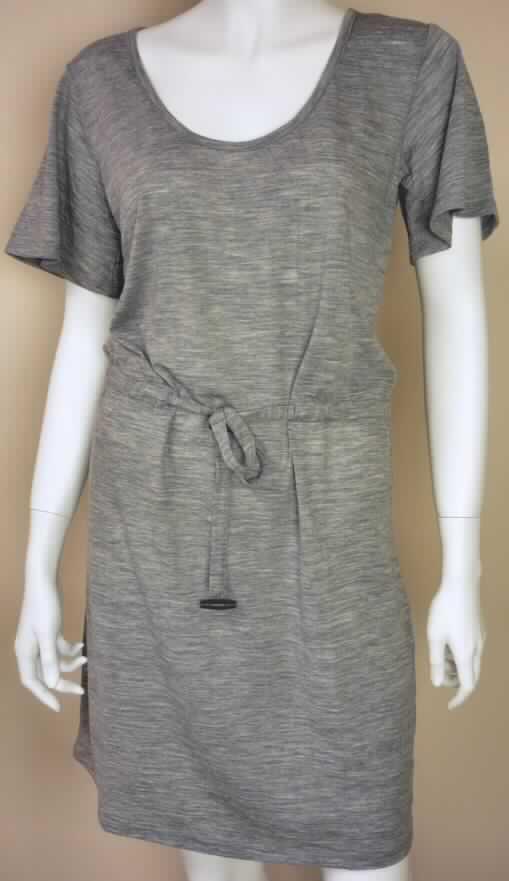 Kleid, sog. Damenshirt, Narabeen Tee Dress W1018, Größe S, Foto siehe Anlage,
- aus 0,5 mm dicken, melierten Gewirken aus lt. Antrag 100% Merinowolle,
- ungefüttert,
- über den halben Oberschenkel reichend (Rückenlänge: 93 cm); aufgrund der Länge
  kein Kleidungsstück der Position 6109,
- mit einem runden, leicht halsfernen Halsausschnitt,
- ohne Öffnung und ohne Verschluss,
- mit kurzen Ärmeln,
- in Taillenhöhe mit einem eingezogenen Bindeband,
- am unteren Rand durch Umschlagen und Festnähen gesäumt,
- kann aufgrund der Länge und des Schnitts ohne ein weiteres, den Unterkörper
  bedeckendes Kleidungsstück (Rock oder Hose) als Kleid getragen werden.

"Kleid, aus Gewirken, für Frauen, aus Wolle"