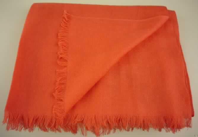 Schal, sog. Damenschal, Orchid Beach scarf W1258PP, in Erwachsenengröße,
Foto siehe Anlage,
- rechteckig; in den Abmessungen: ca. 52 cm x 190 cm,
- aus 0,4 mm dicken, einfarbigen Geweben aus lt. Antrag 100% Merinowolle,
- an den Längsseiten mit echten Webkanten, an den Schmalseiten mit ca. 1,5 cm langen
  Fransen aus nicht gebundenen Kettfäden ausgestattet (somit konfektioniert).

"Schal, aus Geweben, aus Wolle, nicht handgearbeitet"