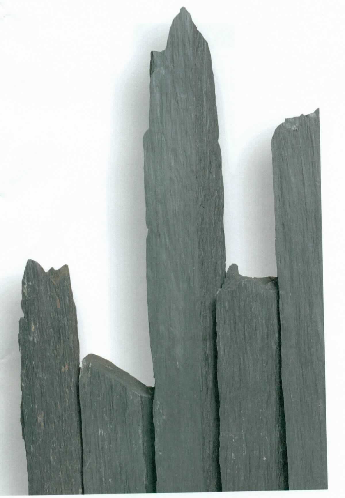 Angaben:
Palisaden 6-10x6-10cm- GRAPHIT
Bearbeitung: Oberfläche spaltrau, Stirnseite gesägt
Farbe: schwarz-anthrazit
Material: Schiefer 
Herkunft: Portugal 
Größe: 6-10x6-10x100 cm 17,7 kg/Stück 
Größe: 6-10x6-10x150 cm 30.1 kg/Stück 
Größe: 6-10x6-10x200 cm 41.6 kg/Stück 
Größe: 6-10x6-10x250 cm 62 kg/Stück 
Größe: 6-10x6-10x290 cm 72 kg/Stück

Befund:
Tonschiefer, auch grob behauen oder durch Sägen oder auf andere Weise lediglich zerteilt, in Blöcken oder in quadratischen oder rechteckigen Platten