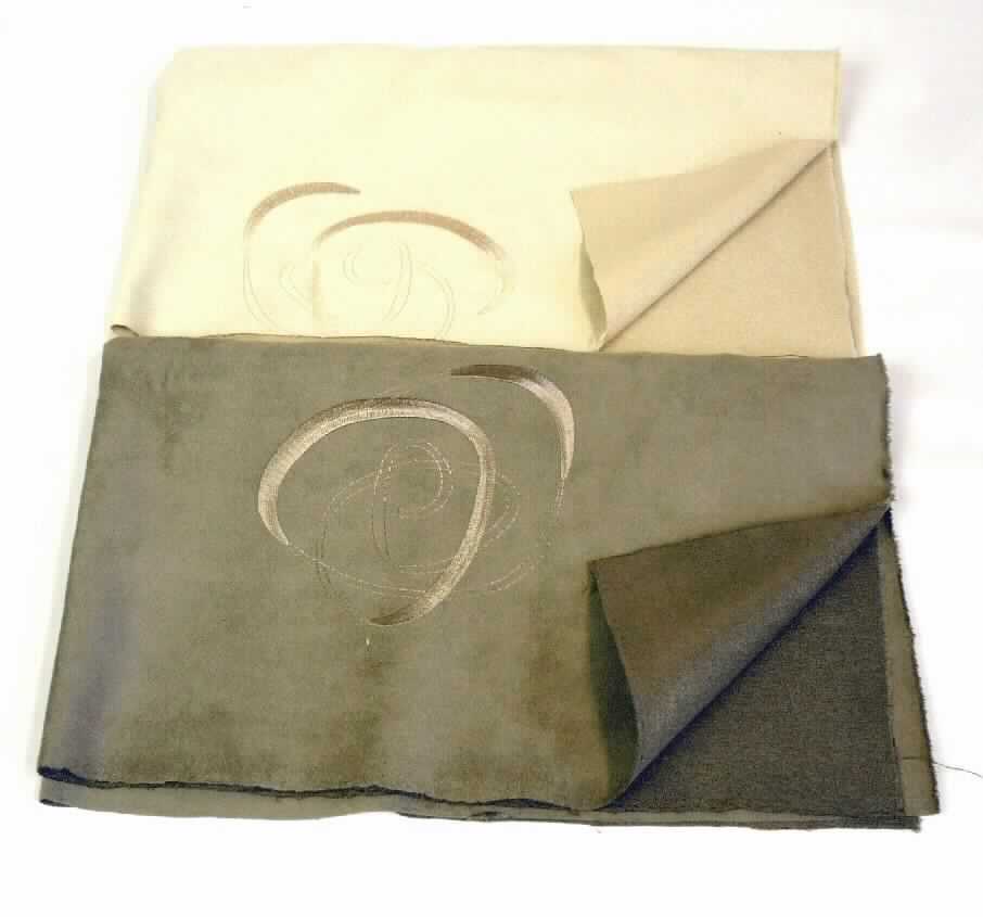 Stickerei, Foto siehe Anlage,
- maschinelle Stickerei,
- laut Antrag: 
-- als Meterware,
-- mit einem Stickgrund aus einseitig (Schauseite) geschmirgelten Geweben aus 100% Polyester (synthetischen
   Chemiefasern), der musterbildend mit Stickfäden aus Chemiefasern verziert ist,
-- keine Ätzstickerei,
-- keine Stickerei mit herausgeschnittenem Grund,
-- mit einem Wert von weniger als 17,50 Euro je kg Eigengewicht,
-- ohne Hinweise auf Handarbeit.

"Stickerei als Meterware, andere als in der Unterposition 5810 10 genannte, aus Chemiefasern, mit einem
 Wert von weniger als 17,50 EUR je kg Eigengewicht, nicht handgearbeitet"