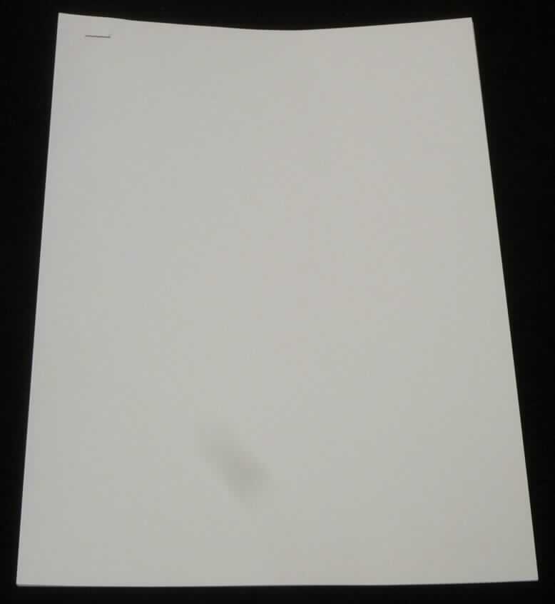 Bei dem vorliegenden, als "Photo-Paper" bezeichneten Erzeugnis handelt es sich nach den vorgelegten Warenmustern und dem Untersuchungsergebnis um einseitig glänzendes, mit anorganischen Stoffen gestrichenes Papier aus hauptsächlich gebleichtem, chemischem Halbstoff aus Holz, mit einem auf die Gesamtfasermenge bezogenen Gehalt an Sulfat- oder Natronzellstoff von mehr als 80 GHT, und in geringem Umfang Bastfasern. Es hat ein Quadratmetergewicht von mehr als 150 g, ist nicht in der Masse gefärbt, weist einen Weißgrad (Reflexionsfaktor) von mehr als 60% und eine Dicke von etwa 212 Mikrometer (Mikron) auf. Nach den ergänzenden Angaben der Antragstellerin wird es in ungefalteten Bogen (Format DIN A4) eingeführt, die zu je 50 Blatt verpackt sind.

Derartige Waren gehören als "Kraftpapiere und -pappen, einseitig mit anorganischen Stoffen gestrichen, von der Art wie sie als Schreibpapiere, Druckpapiere oder als Papiere zu anderen grafischen Zwecken verwendet werden, ohne Gehalt an Fasern in einem mechanischen oder chemisch-mechanischen Aufbereitungsverfahren gewonnen, in Bogen, die ungefaltet auf einer Seite nicht mehr als 435 mm und auf der anderen Seite nicht mehr als 297 mm messen" zum TARIC-Code 4810 14 00 80.
