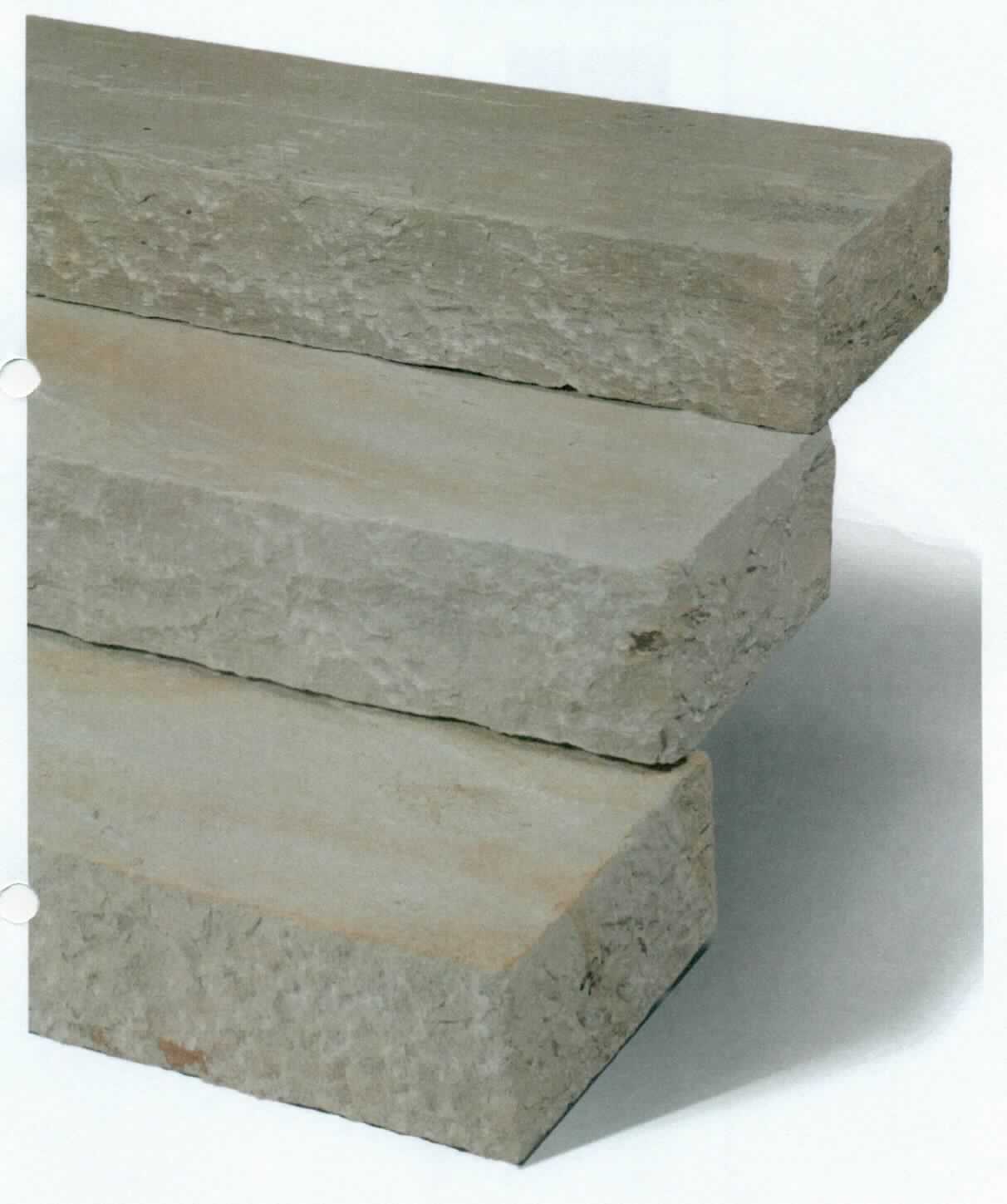 Angaben:
Blockstufen, MINT 
Bearbeitung: Oberfläche spaltrau, Seiten eben nachgespitzt, Unterseite kalibriert
Farbe: hellbeige-mint
Material: Sandstein 
Herkunft: Indien 
Größe: 15x35x100 cm 147 kg/Stück
 
Befund:
Bearbeitete Werksteine und Waren daraus