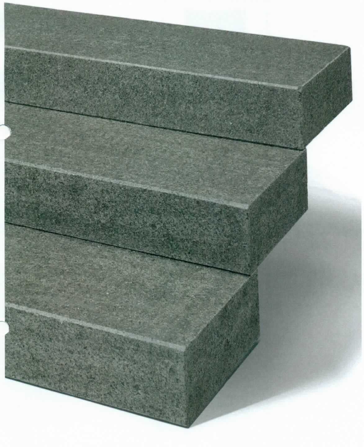 Angaben:
Blockstufen, IMPALA BLACK EXACTA 
Bearbeitung: allseits geflammt & wassergestrahlt, Längskanten 7mm/45°, sonst 4mm/45° gefast
Farbe: anthrazit-schwarz
Material: Gabbro 
Herkunft: China 
Größe: 15x35x100 cm 160 kg/Stück

Befund:
Bearbeitete Werksteine und Waren daraus