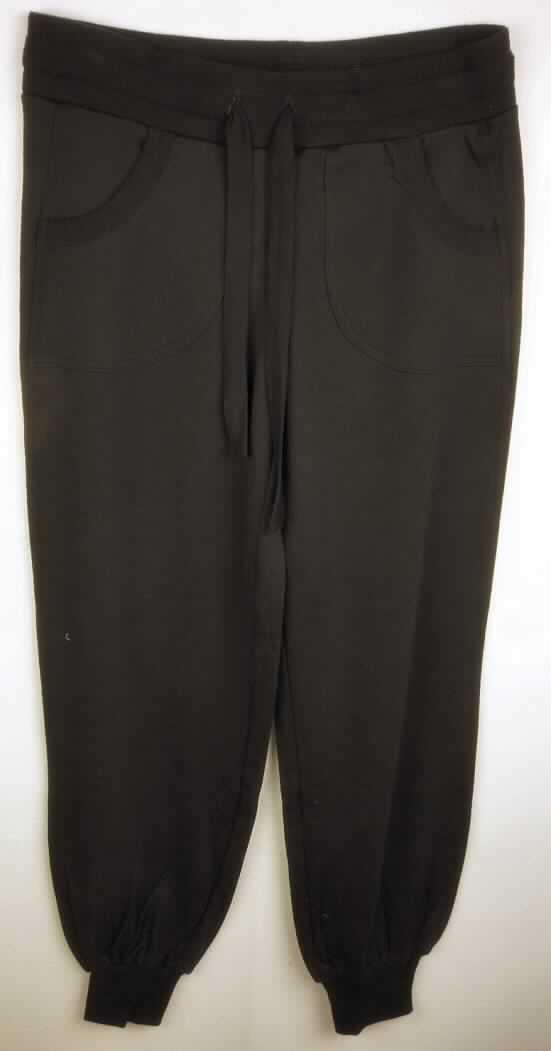 Lange Hose, sog. Freizeithose, Bingil Bay Track Pant W1106PP, Größe S, Foto siehe Anlage,
- aus 1,0 mm dicken, einfarbigen Gewirken aus lt. Antrag 100% Merinowolle,
- in der Taille abschließend; mit einem ca. 6 cm breiten, gerippten, elastischen Taillenbund
  mit Tunnelzug, 
- ohne Öffnung und ohne Verschluss,
- ohne Merkmale, die auf einen bestimmten Trägerkreis hinweisen (unisex),
- vorn mit zwei aufgesetzten, offenen Taschen und einer aufgesetzten, offenen Gesäßtasche,
- mit knöchelbedeckenden Hosenbeinen, 
- mit Nähten an den Innen- und Außenseiten der Hosenbeine,
- mit verengenden, gerippten Bündchen an den Beinabschlüssen.

"Lange Hose, aus Gewirken, für Frauen, aus Wolle"