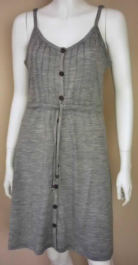 Kleid, sog. Damenshirt, Boomerang Beach Dress W1019, Größe S, Foto siehe Anlage,
- aus 0,5 mm dicken, melierten Gewirken aus lt. Antrag 100% Merinowolle,
- ungefüttert,
- über den halben Oberschenkel reichend (Rückenlänge: 90 cm); aufgrund der Länge
  kein Kleidungsstück der Position 6106,
- mit schmalen, längenverstellbaren Schulterträgern (Spagettiträger),
- vorn mit einer durchgehenden Öffnung mit Knopfverschluss von rechts über links;
  der letzte Knopf befindet sich ca. 9 cm von unteren Rand entfernt (somit
  schrittbedeckend),
- im Brustbereich in Falten abgenäht und unterhalb der Brust mit einem eingezogenen
  Bindeband,
- am unteren Rand durch Umschlagen und Festnähen gesäumt,
- kann aufgrund der Länge und des Schnitts ohne ein weiteres, den Unterkörper
  bedeckendes Kleidungsstück (Rock oder Hose) als Kleid getragen werden.

"Kleid, aus Gewirken, für Frauen, aus Wolle"