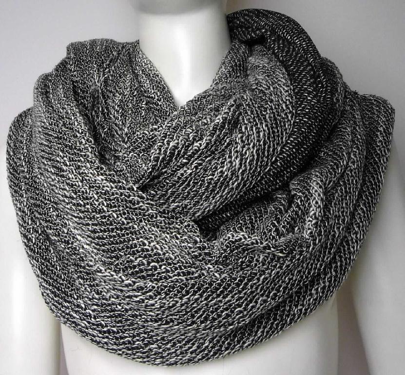 Schlauchgewirke, sog. Strickschal, Art. RSA0503S, Foto siehe Anlage,
- flachliegend in den Abmessungen: ca. 106 cm x 95 cm,
- aus ca. 2,3 mm dicken, buntgewirkten Gewirken aus laut Antrag 75 % Baumwolle und 25 % Acryl (synthetische 
  Chemiefasern),
- ohne Flor- oder Schlingenoberfläche,
- keine Elastomergarne oder Kautschukfäden enthaltend,
- lediglich geschnitten und ohne Randbefestigungen (nicht konfektioniert; somit kein Bekleidungszubehör der 
  Position 6117),
- wird in mehrfachen Rundungen in der Art eines Schals um den Hals getragen.

"Gewirke, anderes als solche der Positionen 6001 bis 6005, aus Baumwolle, buntgewirkt"