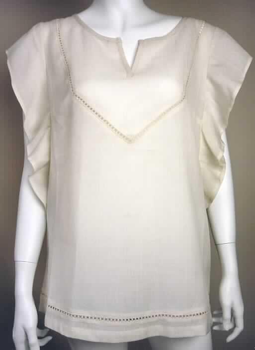 Bluse, sog. Bluse, Ballina Blouse W1263PP, Größe S, Foto siehe Anlage
- aus 0,4 mm dicken, leichten, einfarbigen Geweben aus lt. Antrag 100% Merinowolle, 
- über die Taille reichend (Rückenlänge: 67 cm),
- mit einem runden Halsausschnitt mit einer V-förmigen Einkerbung mit einer
  nicht festgenähten Randeinfassung von rechts über links (Frauenkleidung), 
- mit sehr kurzen Ärmeln (sog. überschnittene Schulter),
- mit schmalen, eingesetzten Streifen aus durchbrochener Spitze,
- am unteren Rand durch Umschlagen und Festnähen gesäumt.

"Bluse für Frauen, aus Geweben, aus Wolle"