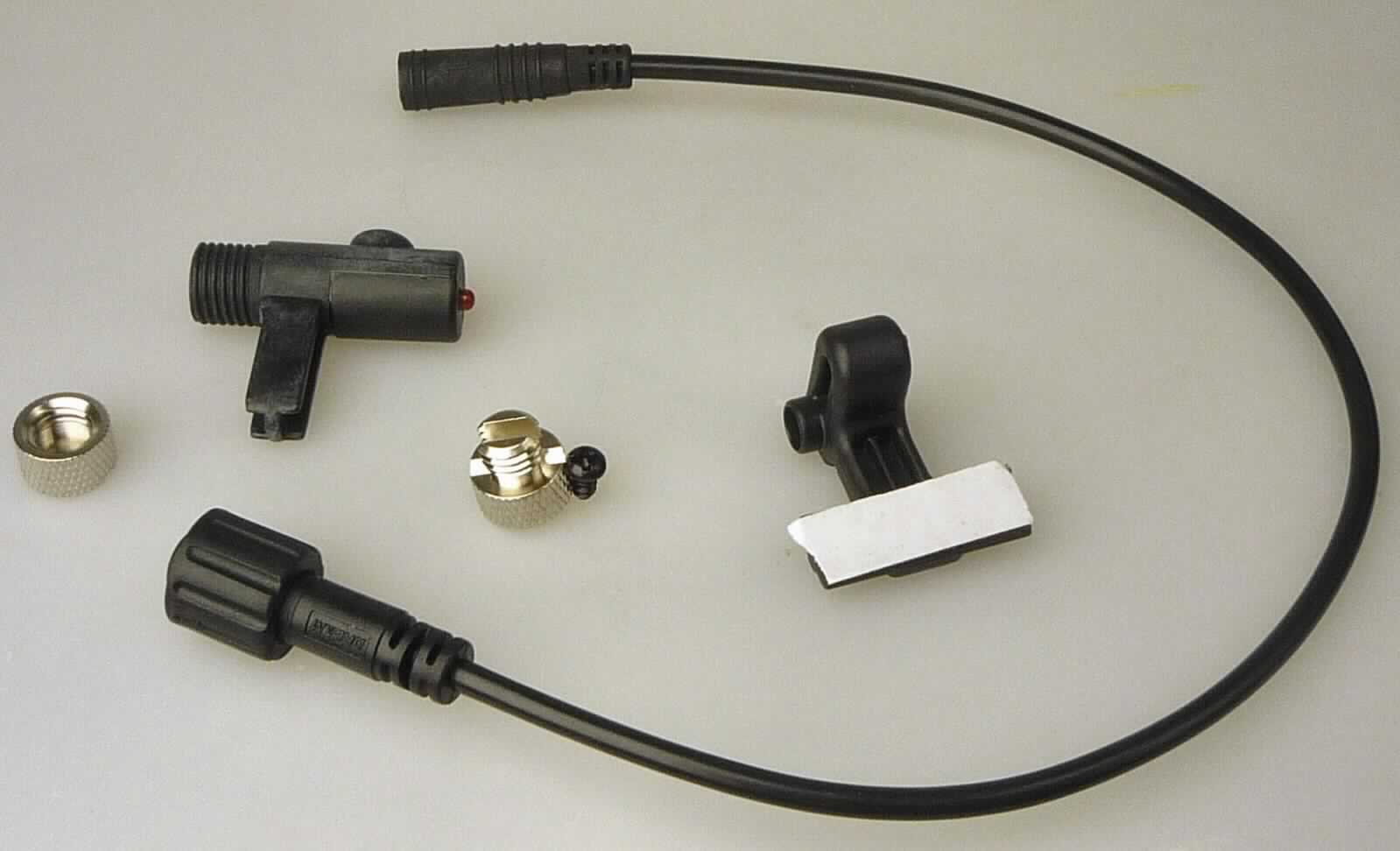 Sog. Geschwindigkeitssensor, im Wesentlichen bestehend aus einem Sensorkopf mit einem integrierten Messwertaufnehmer und einer Leuchtdiode, einer verschraubbaren Haltevorrichtung, einem ca. 360 mm langen Anschlusskabel, sowie einem Magneten (äußere Form: siehe Abbildung in der Anlage).

Der Sensor dient der Geschwindigkeitsmessung bei sog. E-Bikes bzw. Pedelecs. Dazu wird der Magnet an der Kettenradgarnitur (nicht Gegenstand der vZTA) befestigt, der Sensor montiert und mit der Motorsteuerung (ebenfalls nicht Gegenstand der vZTA) verbunden. Der Sensor detektiert den am Gehäuse vorbeiziehenden Magneten und generiert daraufhin ein Rechtecksignal, aus dessen Frequenz die Motorsteuerung die Fahrtgeschwindigkeit des E-Bikes bzw. Pedelecs errechnet. Die Ware ist in noch nicht zusammengesetztem Zustand in einem klarsichtigen Kunststoffbeutel verpackt.

Die Ware wird als "anderer als von Position 9028 erfasster Tourenzähler, nicht von den Unterpositionen (TARIC) 9029 1000 10 bis 9029 1000 30 erfasst" eingereiht.