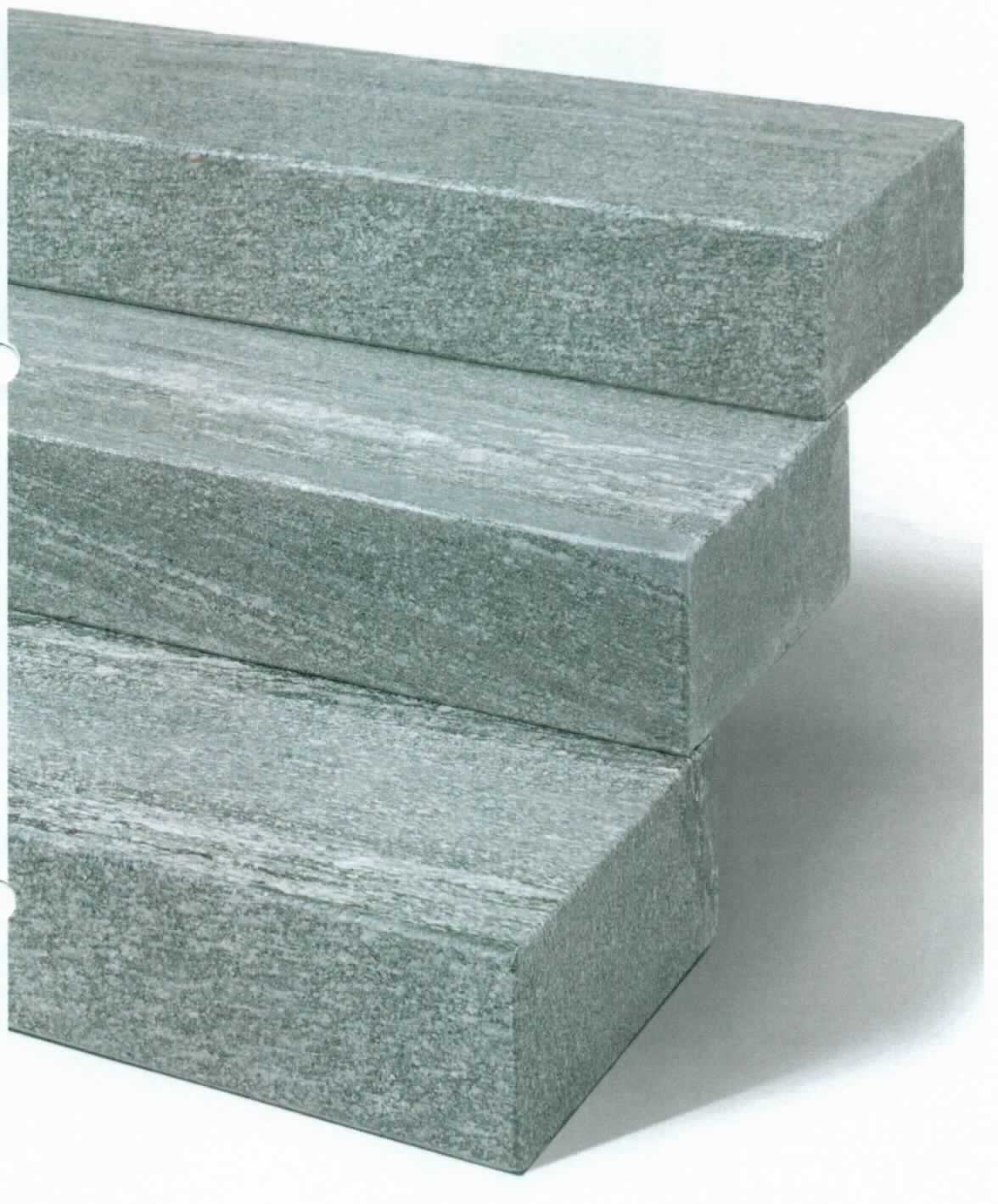Angaben:
Blockstufen, AOSTA EXACTA -satiniert- 
Bearbeitung: allseits geflammt & gebürstet, Längskanten 7 mm/54°, sonst 4 mm/54° gefast 
Farbe: hellgrau-liniert 
Material: Gneis 
Herkunft: China 
Größe: 15 x 35 x 100 cm 147 kg / Stück

Befund:
Bearbeitete Werksteine und Waren daraus