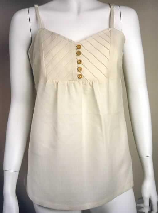 Bluse, sog. Top, Moonee Reef Cami W1264PP, Größe S, Foto siehe Anlage
- aus 0,4 mm dicken, leichten, einfarbigen Geweben aus lt. Antrag 100% Merinowolle, 
- über die Taille reichend (Rückenlänge: 63 cm),
- mit schmalen, längenverstellbaren Trägern (Spagettiträger),
- vorn mit einer nicht durchgehenden Öffnung mit Knopfverschluss von rechts über links
  (Frauenkleidung),
- mit Brustabnähern; im Brustbereich in Falten abgenäht und unterhalb der Brust 
  leicht gerafft,
- am unteren Rand durch Umschlagen und Festnähen gesäumt.

"Bluse für Frauen, aus Geweben, aus Wolle"