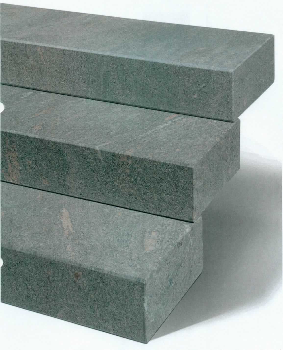 Angaben:
Blockstufen, ASTRA -satiniert- 
Bearbeitung: allseits geflammt & gebürstet, Kanten gefast 
Farbe: violett-gewolkt 
Material: Gneis 
Herkunft: Indien 
Größe: 15 x 35 x 100 cm 147 kg / Stück

Befund:
Bearbeitete Werksteine und Waren daraus