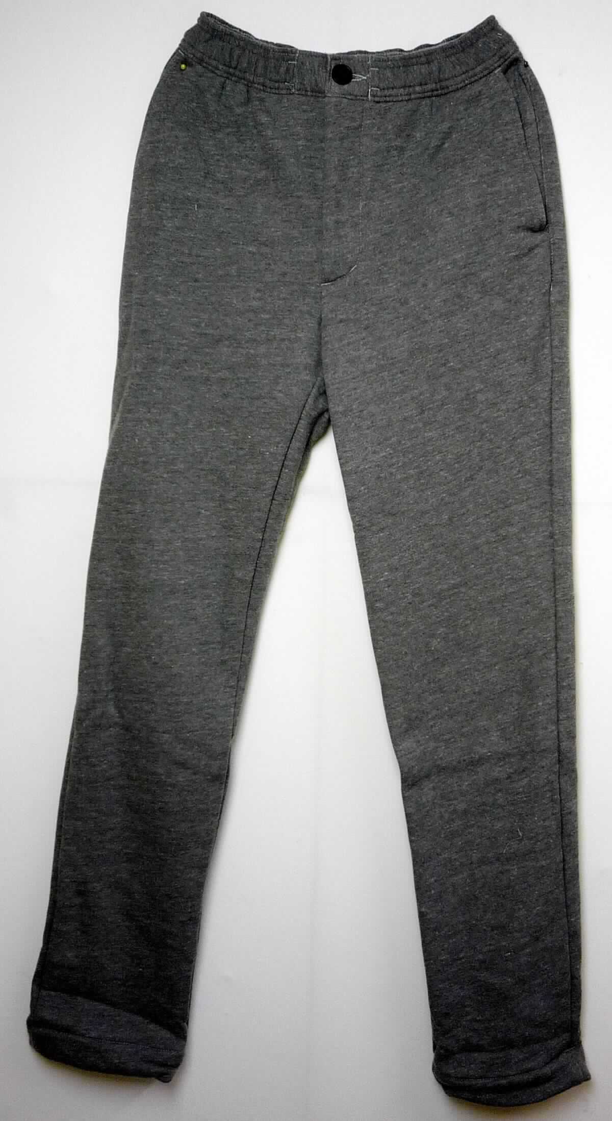 Lange Hose, Artikelnummer RSAHVT4171, Größe S, Foto siehe Anlage,
- aus ca. 1,6 mm dicken, buntgewirkten Gewirken (melierte Garne) aus laut Antrag 65 % Baumwolle, 
  28 % Polyester (synthetische Chemiefasern) und 7 % Viskose (künstliche Chemiefasern),
- in der Taille abschließend, mit einem angesetzten, elastischen Bund,
- vorn mit einer Öffnung mit Reißverschluss und Patte von links über rechts (Männerkleidung), die im Taillenbund
  mit einem Knopf geschlossen wird,
- vorn mit zwei eingesetzten, offenen Taschen und hinten mit zwei eingesetzten Gesäßtaschen,
- mit knöchellangen Hosenbeinen; an den Beinabschlüssen durch Umschlagen und Festnähen gesäumt.

"Lange Hose, aus Gewirken, für Männer, aus Baumwolle"