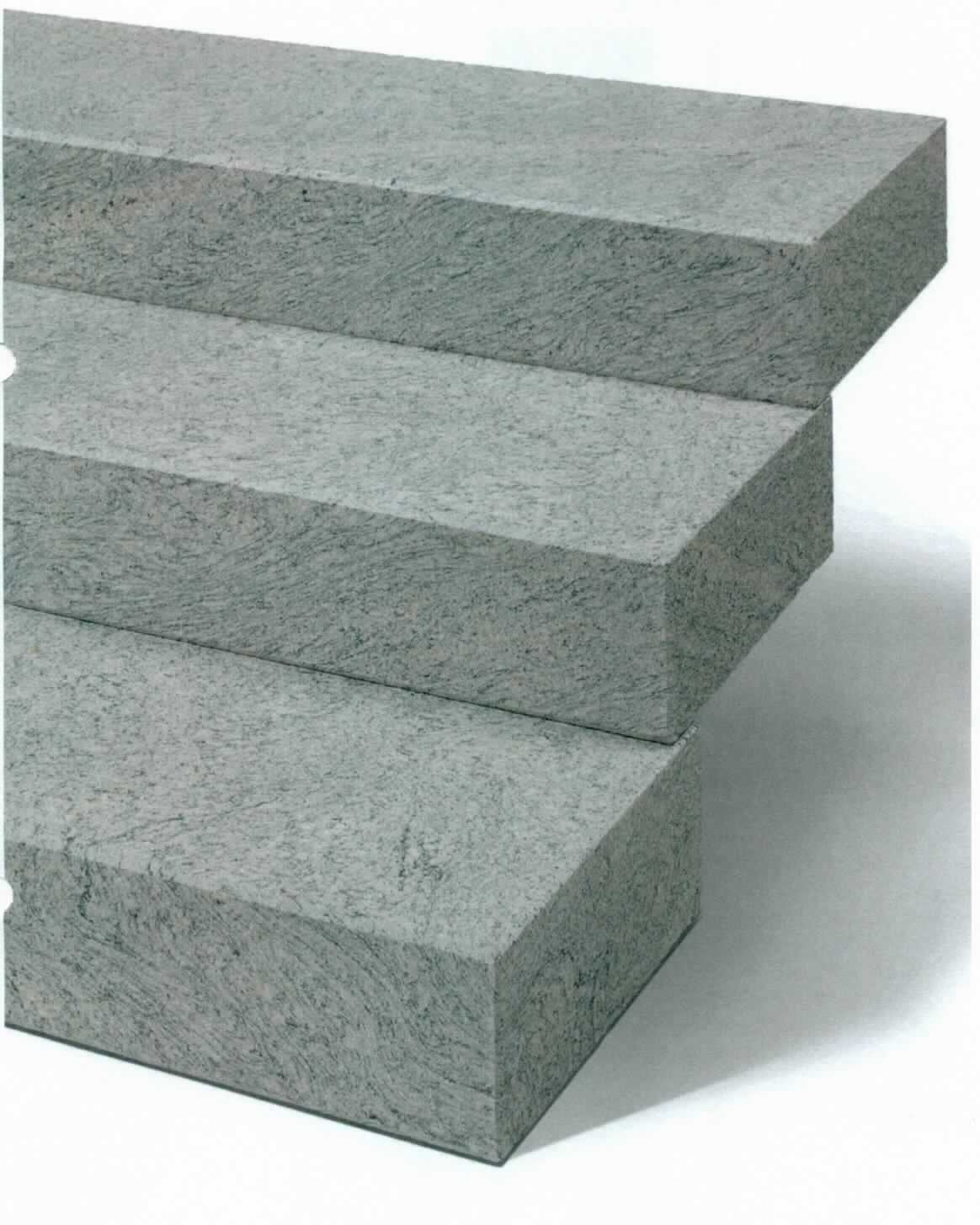 Angaben:
Blockstufen, COLOMBO EXACTA -geflammt- 
Bearbeitung: allseits geflammt, Längskanten 7 mm/45°, sonst 4 mm/45° gefast 
Farbe: rosé-grau 
Material: Gneis 
Herkunft: China 
Größe: 15 x 35 x 100 cm 147 kg / Stück

Befund:
Bearbeitete Werksteine und Waren daraus