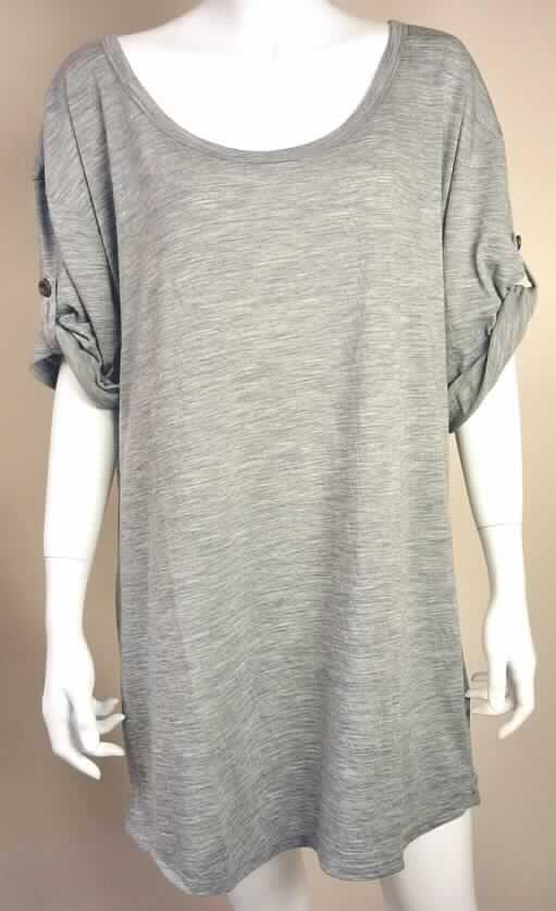 Kleid, sog. Damenshirt, Ningaloo Tee W1014PP, Größe S, Foto siehe Anlage,
- aus 0,5 mm dicken, melierten Gewirken aus lt. Antrag 100% Merinowolle,
- ungefüttert,
- über den Schritt reichend (Rückenlänge: 84 cm); kann aufgrund der Länge
  ohne ein weiteres, den Unterkörper bedeckendes Kleidungsstück (Rock oder Hose)
  als Kleid getragen werden (somit kein Kleidungsstück der Position 6109),
- mit einem runden, leicht halsfernen Halsausschnitt,
- mit halblangen Ärmeln, die aufgekrempelt und durch einen Knopf fixiert werden
  können,
- ohne Öffnung und ohne Verschluss,
- am unteren Rand durch Umschlagen und Festnähen gesäumt.

"Kleid, aus Gewirken, für Frauen, aus Wolle"
