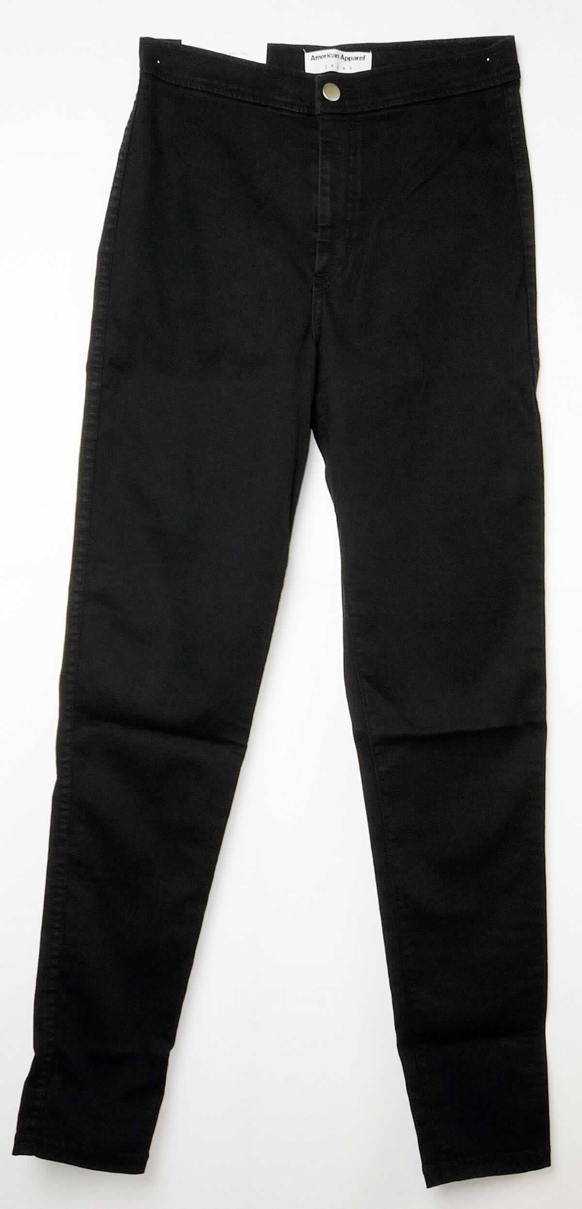 Lange Hose, Artikelnummer: RSAMS300, Größe M, Foto siehe Anlage,
- aus ca. 0,8 mm dicken, einfarbigen Geweben (kein Denim) aus laut Antrag 77 % Baumwolle, 21 % Polyester 
  und 2 % Elasthan (beides synthetische Chemiefasern),
- in der Taille abschließend, mit einem angesetztem Bund, 
- vorn mit einer Öffnung mit Reißverschluss und Patte von links über rechts (Männerkleidung, damit keine Ware der
  Position 6204), die im Taillenbund mit einem Knopf geschlossen wird,
- mit zwei aufgesetzten, offenen Gesäßtaschen, 
- mit langen Hosenbeinen,
- an den Beinabschlüssen durch Umschlagen und Festnähen gesäumt,
- keine Arbeits- und Berufskleidung.

"Lange Hose, aus Geweben, für Männer, aus Baumwolle, keine Arbeits- und Berufskleidung, andere als in den 
 Unterpositionen 6203 4231 und 6203 4233 genannte"